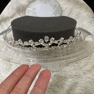 👰🏻♀️David's Bridal tiara headpiece